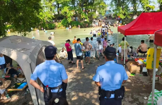 咸安馬橋派出所民輔警在高賽河開(kāi)展安全巡邏護(hù)航.jpg