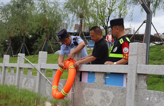 雙鶴派出所民輔警在轄區(qū)重點(diǎn)水域排查隱患，裝配救生工具.jpg